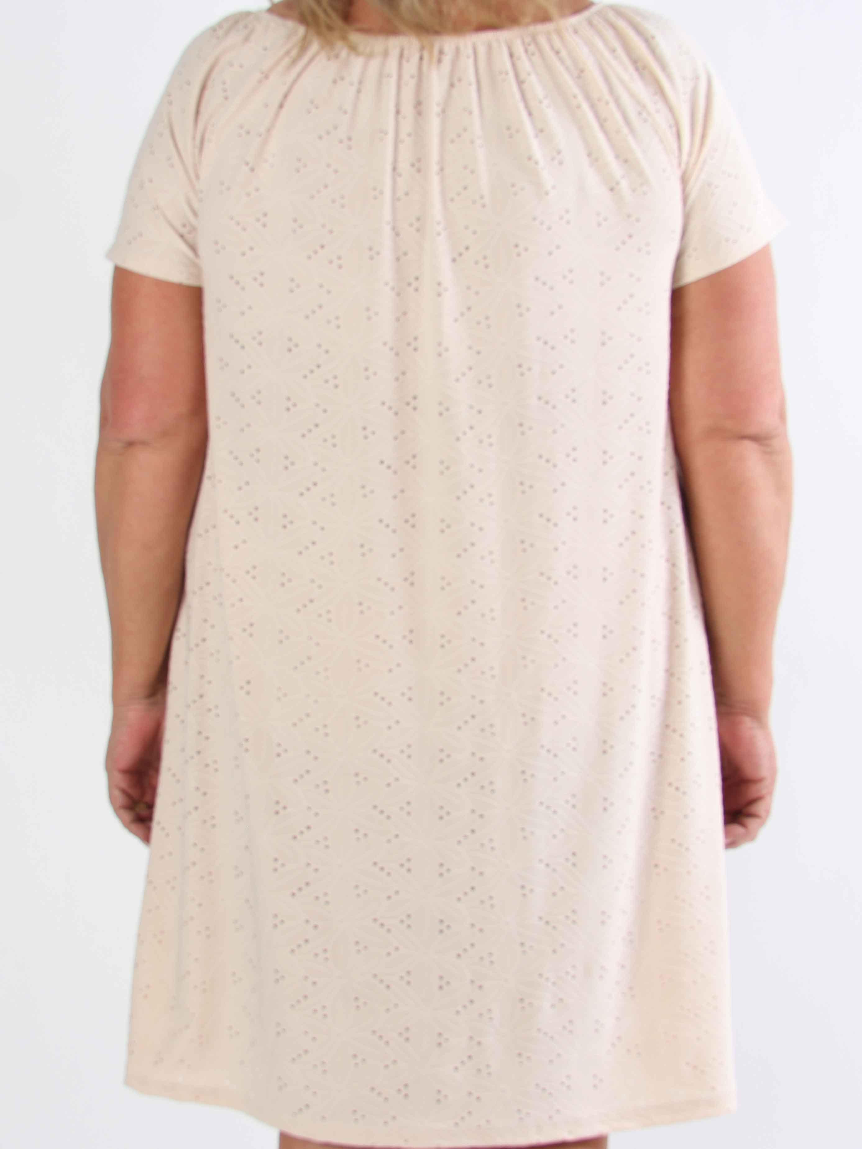 Aliz - Sød blød plus size kjole med broderie anglaise